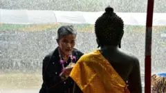 ပြီးခဲ့တဲ့နှစ် ထိုင်းသင်္ကြန်ကာလအတွင်း နရာသီဝပ်ခရိုင်မှာ ဗုဒ္ဓဆင်းတုကို ရေသပ္ပါယ်နေသူတစ်ဦး 