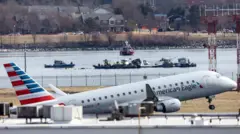 Um voo da American Eagle decola do Aeroporto Nacional Ronald Reagan, em frente aos destroços de um avião comercial que colidiu com um helicóptero militar, em Arlington, Virgínia, EUA, em 30 de janeiro de 2025