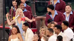 Lady Gaga cantando en el show de Bad Bunny.