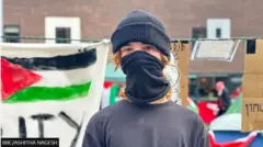 فرانك أحد المحتجين في جامعة نيوكاسيل