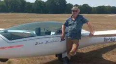 Bert Janssen al lado de un planeador