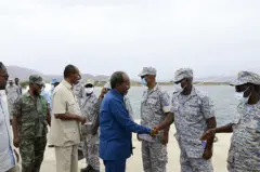 ፕረዚደንት ሶማልያ ኣብ ባጽዕ ምስ ሰልጠንቲ ወተሃደራቱ እናተራኸበ