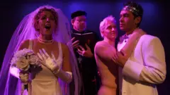 ઍડવર્ડ દ્વિતીય, ગૅ, સમલૈંગિક સંબંધ, ક્રિસ્ટૉફર માર્લો, બ્રિટનનો રાજવી પરિવાર, ગૅ રાઇટ્સ, ગૅ રાઇટ્સ ઍક્ટિવિસ્ટ, એલજીબીટીક્યૂ, LGBTQ+, રૉયલ ફેમિલી, બીબીસી આંતરરાષ્ટ્રીય સમાચાર, બીબીસી ગુજરાતી ઇન્ટરનેશનલ ન્યૂઝ