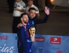 Lionel Messi et le sélectionneur Lionel Escaloni arrivent ce matin à l'aéroport d'Ezeiza, à Buenos Aires, en Argentine, le 20 décembre 2022, avec l'équipe championne du monde.