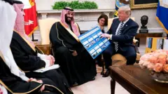 ترامب في البيت الأبيض ويعرض صور أسلحة على محمد بن سلمان في مؤتمر جمعهما في المكتب البيضاوي