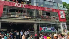 সিলেটে হামলায় ক্ষতিগ্রস্ত কেএফসি রেস্তোরাঁর ছবি