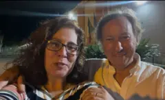 Zambelli ao lado do advogado gravando um vídeo