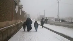 مادر و فرزندانش در خیابانی در غزنی