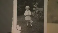 Foto preto e branca de uma criança