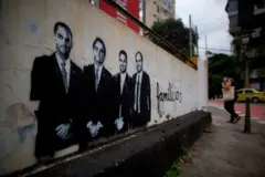Pintura do clã Bolsonaro em um muro, com desenhos de Eduardo, Jair, Flávio e Carlos e a palavra "familícia"
