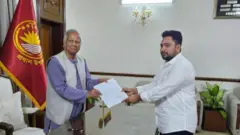मोहम्मद यूनुस के साथ नाहिद इस्लाम