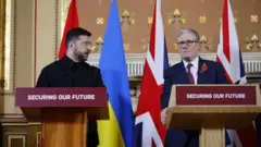 د بریتانیا لومړی وزیر کېیر سټارمر او د اوکرايين ولسمشر ولودیمیر زیلېنسکي دریځ ته ولاړ دي.