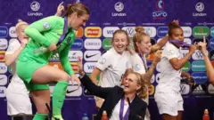 Wiegman es vista celebrando con sus jugadoras en un evento de prensa