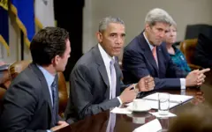 O então presidente dos EUA, Barack Obama, se encontra com um pequeno grupo de veteranos e familiares para discutir o acordo nuclear com o Irã na Sala Roosevelt da Casa Branca, em Washington, DC, em 10 de setembro de 2015.
