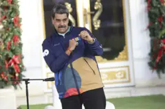 Nicolás Maduro dançando no palco