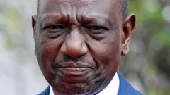 Perezida William Ruto wa Kenya yavuze ko abantu "babiri batatu batambamira iterambere" abaturage batoreye