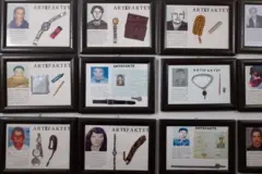Fotos de desaparecidos en fichas con pertenencias suyas que fueron recuperadas.