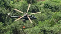 Tim SAR gabungan mengevakuasi jenazah korban kecelakaan pesawat ATR 42-500 menggunakan helikopter milik TNI AU jenis Caracal di Gunung Bulusaraung, Kabupaten Pangkajene dan Kepulauan, Sulawesi Selatan, Jumat (23/01).