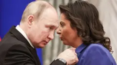 Маргарита Симонян Кремлде Владимир Путинден Ардак орденин алууда. Декабрь 2022