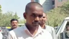 વડોદરાના એક નાના ગામનો યુવક મયુર તડવી પીએસઆઈની પરિક્ષામાં નાપાસ થયો તો નકલી નિમણૂકપત્ર બનાવીને કરાઈ સ્થિત પોલીસ ટ્રેનિંગ એકૅડેમીમાં ધુસી ગયો