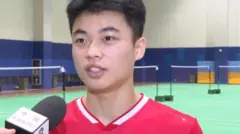 Zhang Zhijie, 17 tahun, jatuh ke lantai dan mengalami kejang-kejang saat bertanding dengan pemain Jepang, Kazuma Kawamo, di babak penyisihan BNI Badminton Asia Junior Championships 2024 di Gor Amongrogo, Yogyakarta, Minggu (30/06).