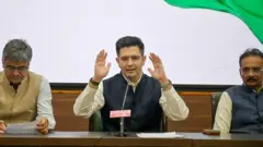 राज्यसभा सांसद राघव चड्ढा (मध्य) ने संदीप पाठक (बाएं) और अशोक मित्तल (दाएं) के साथ आम आदमी पार्टी छोड़कर बीजेपी में जाने का एलान किया