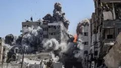 গাজায় কয়েকটি ভবন থেকে ধোঁয়া উঠছে