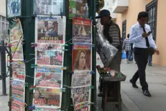 Una persona en Lima pasa por un kiosco con diarios que informan sobre la destitución de la presidenta Dina Boluarte en octubre de 2025