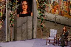 နိုဘယ် ငြိမ်းချမ်းရေးဆုရှင် ဓာတ်ပုံနဲ့ ထိုင်ခုံမှာ ထိုင်နေတဲ့သမီး ကို အော်စလိုမြို့က ဆုပေးပွဲမှာ မြင်ရတာဖြစ်ပါတယ်