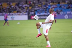 Бул оюнду көрөбүз деп өзбекстандан бери атайын келген футбол сүйүүчүлөр дагы болду