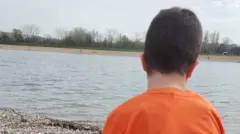 Dečak gleda u vodu