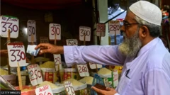 رجل يتسوق في باكستان 