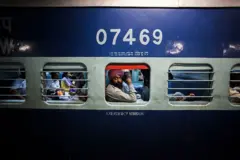 ચાલતી ટ્રેનમાં હવન કરવાનો વીડિયો વાઇરલ
