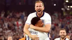 هاري كين يحتفل مع واتكينز بالفوز بعد تسجيل كل منهما لهدف خلال مباراة انجلترا ضد هولندا