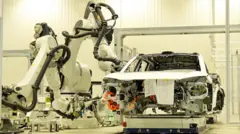 Die BBC besuchte eine Reihe von Elektrofahrzeugfabriken in China, die ein hohes Maß an Automatisierungssystemen implementiert haben.