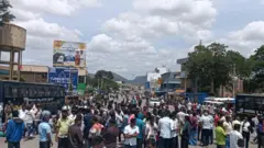 ஹானூர் பகுதியில் மக்கள் சாலை மறியலில் ஈடுபட்டனர்.
