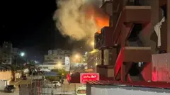 به دنبال حمله هوایی اسرائیل به بیمارستان ناصر در خان یونس ستون بزرگی از دود غزه را فراگرفت