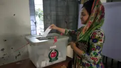 জাতীয় নির্বাচনে ভোট দিচ্ছেন এক নারী ভোটার 