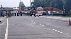 पश्चिम बंगाल के सिलिगुड़ी से 15 किलोमीटर दूर स्थित फुलबारी में भारत और बांग्लादेश की सीमा