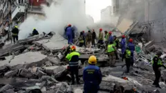 На месте удара по жилому дому в Киеве