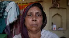 কুসুম দেবী তার স্বামী পান্নে লাল সাহানিকে হারিয়েছেন।