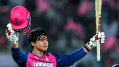 আইপিএলে চেন্নাই সুপার কিংস বনাম রাজস্থান রয়্যালসের ম্যাচে ১৫ বলে পঞ্চাশ রান করে বৈভব সূর্যবংশী এক হাতে ব্যাট আর এক হাতে হেলমেট নিয়ে মেতে উঠেছেন। 