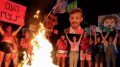 Manifestación en la noche del jueves en Israel para pedir la liberación de los rehenes israelíes secuestrados en Gaza.