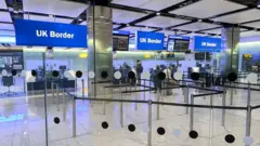 Control migratorio en un aeropuerto de Reino Unido.