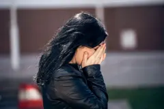 یوه ښځه چې مخ یې پټ نیولی دی