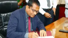 ශ්‍රී ලංකා දුම්රිය දෙපාර්තුමේන්තුවේ, දුම්රිය සමාන්‍යාධිකාරීවරයා ලෙස කටයුතු කළ ධම්මික ජයසුන්දර එම තනතුරින් ඉවත් කිරීමට කැබිනට් අනුමැතිය ලැබී තිබේ.