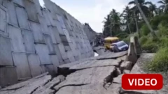 காணொளி- கேரளாவில் திடீரென இடிந்து விழுந்த நெடுஞ்சாலை தடுப்புச்சுவர்