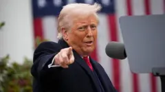 Trump está falando no microfone e aponta o dedo em direção à câmera