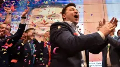 Volodymyr Zelensky em cena de comemoração