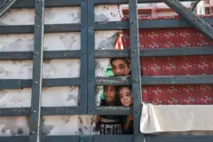 تحوّلت رفح إلى مخيم ضخم للنازحين حيث نصبت مئات الخيام باستخدام الخشب وأغطية بلاستيكية